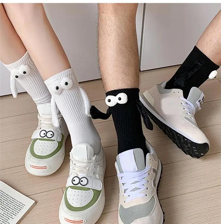 Two pairs Sports hand-holding socks, novel couple sports hand-holding socks, magnetic socks for adults, Valentine's Day gifts, friends