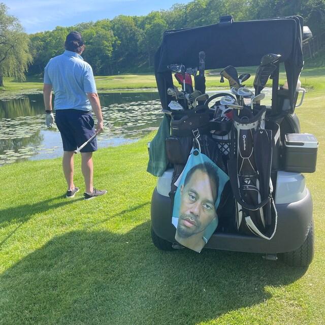 Tiger Woods Mugshot Magnetic Golf Towel - High-Quality Microfiber Material, Strong Magnetic Attachment, Unique Design - 16